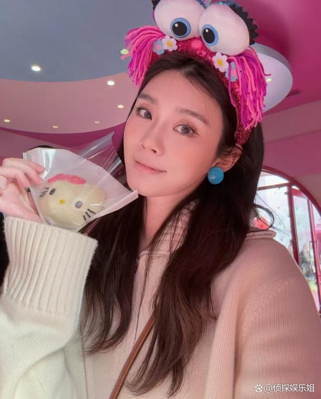 奚梦瑶晒儿子女儿正脸照 幸福家庭出游记