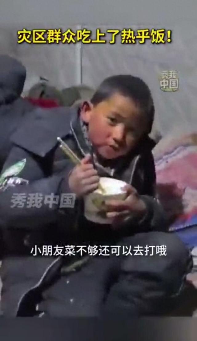 震区群众吃上了热乎饭 子弟兵温暖守护