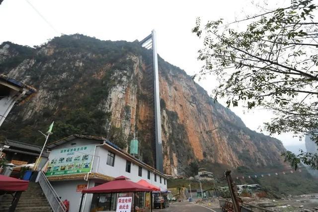 云南宣威：孩子们坐缆车去上学 云端“空中校车”带来幸福感