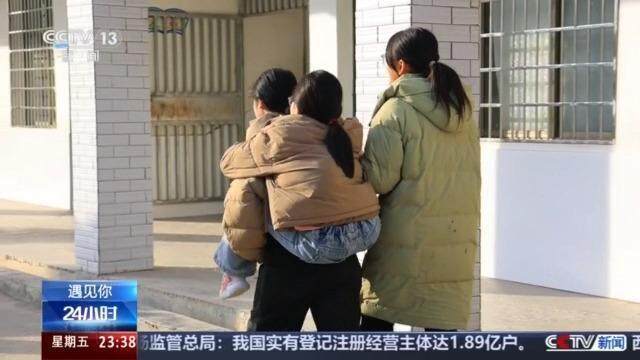 14歲女孩連續(xù)8年背閨蜜上學(xué) 真摯友情溫暖人心