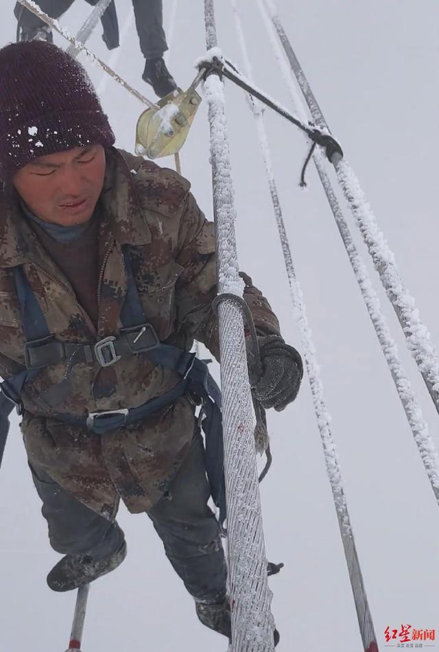 小伙雪天高壓線上作業(yè)引關(guān)注 父愛如山撐起希望