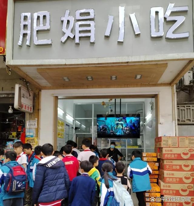 肥娟小吃店恢復(fù)營業(yè) 門口擠滿小學(xué)生 人美心善獲點(diǎn)贊