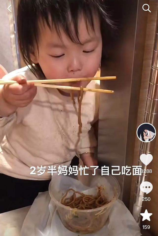 全网关心的00后宝妈怎么样了 母女俩开了自己的小店