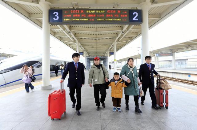 春運(yùn)首日最大的顯眼包來了 溫暖回家路