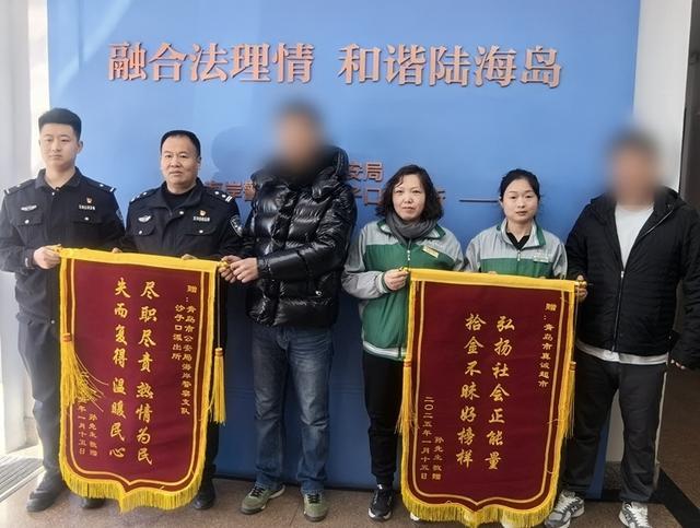 女子暈車路邊休息撿了30萬現(xiàn)金 寒風(fēng)中苦等失主近一小時