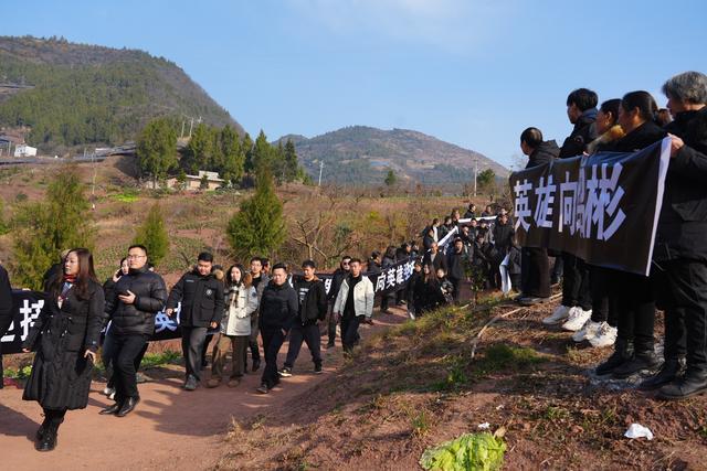 男子跳江救人牺牲 市民夹道送别