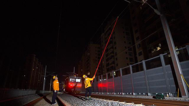 春运高铁上空的守护者 深夜检修保畅通