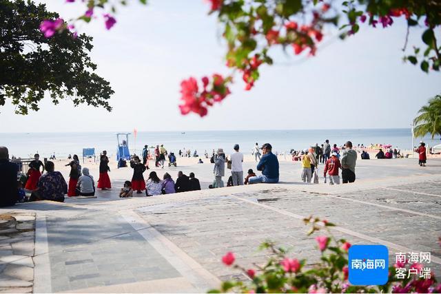 三亞拉開冬季旅游旺季序幕 景區(qū)人潮如織活力十足