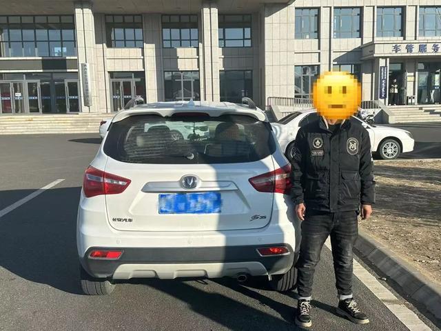 男子持假駕駛證上路被查