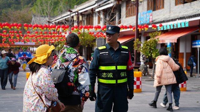 騰沖熱海景區(qū)迎來旅游高峰 溫泉之旅受熱捧