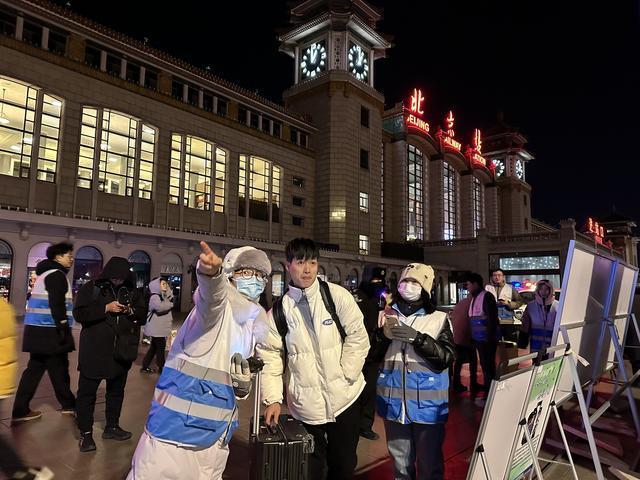 北京：探訪大風(fēng)黃警下的返京高峰：“旅客身邊人”隨時送溫暖