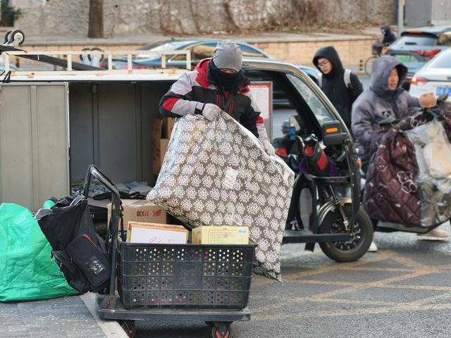 新葡萄娱乐北京：“暖流”驱寒流应对大风降温 户外劳动者坚守岗位(图1)