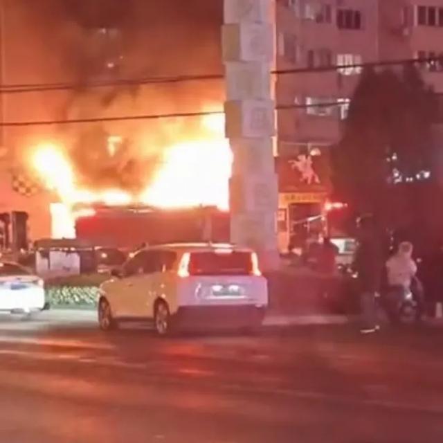 青島一電動車店突發(fā)火情 深夜爆燃損失慘重