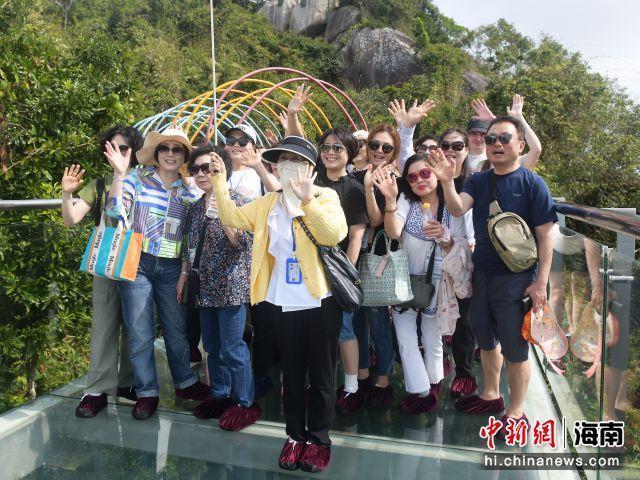 韓國旅游團體驗三亞熱帶雨林