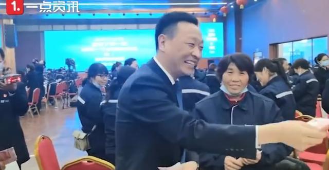 妇女节河南一老板发百万现金 全员共享福利