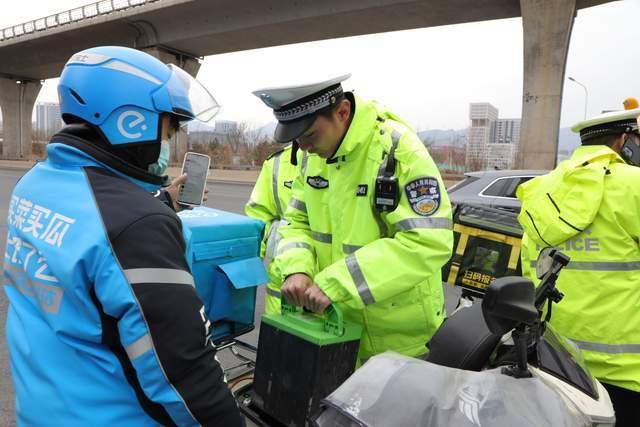 交警路口執(zhí)法抓車(chē) 外賣(mài)小哥丟車(chē)送餐 嚴(yán)查電動(dòng)自行車(chē)改裝