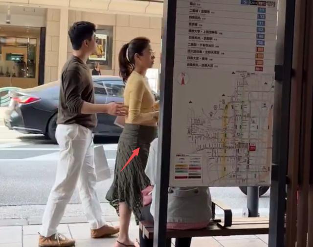 杨采钰怀胎 孕肚彰着现身京都