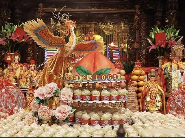 劉濤一臉虔誠(chéng)地為媽祖獻(xiàn)上精美的壽桃 莊重喜慶傳文化