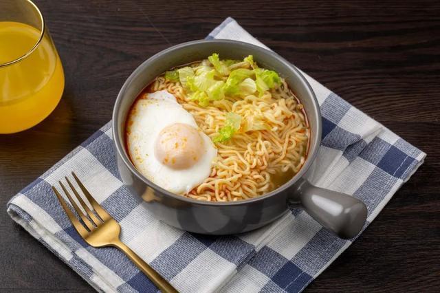 下館子后狂喝水可能不是因為味精 高鈉才是真兇