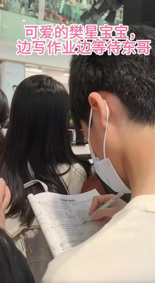 樊振東現(xiàn)身杭州人氣爆棚 粉絲熱情高漲