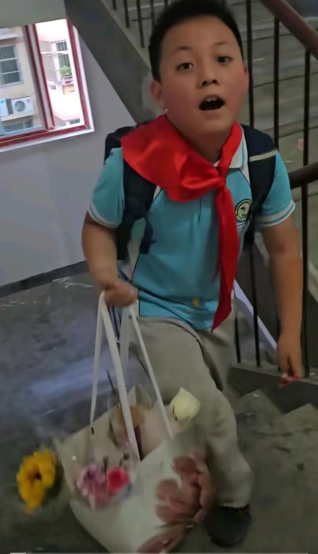 男孩給媽媽買了一大兜母親節(jié)禮物 孝心滿滿感動全網(wǎng)