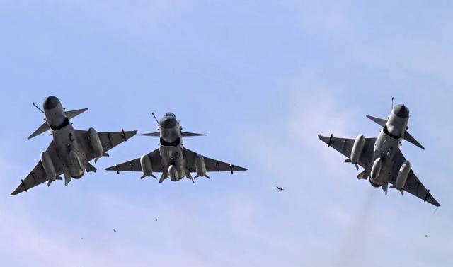 巴民眾蹲守拍攝殲-10C戰(zhàn)機(jī)編隊(duì)返航 全球軍火市場(chǎng)掀起海嘯