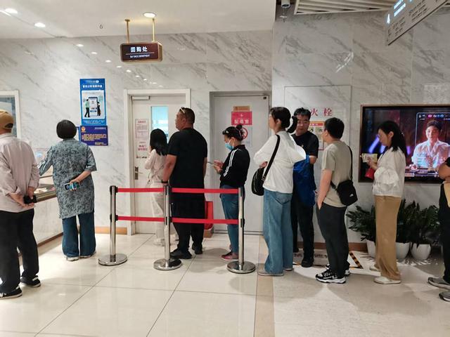 金價下跌買金條的人排成長龍 投資者趁機“抄底”