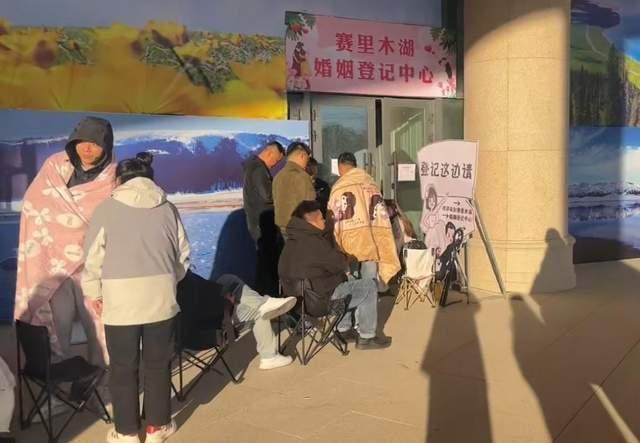 新人涌到“愛情圣地”賽里木湖領(lǐng)證 520浪漫爆棚