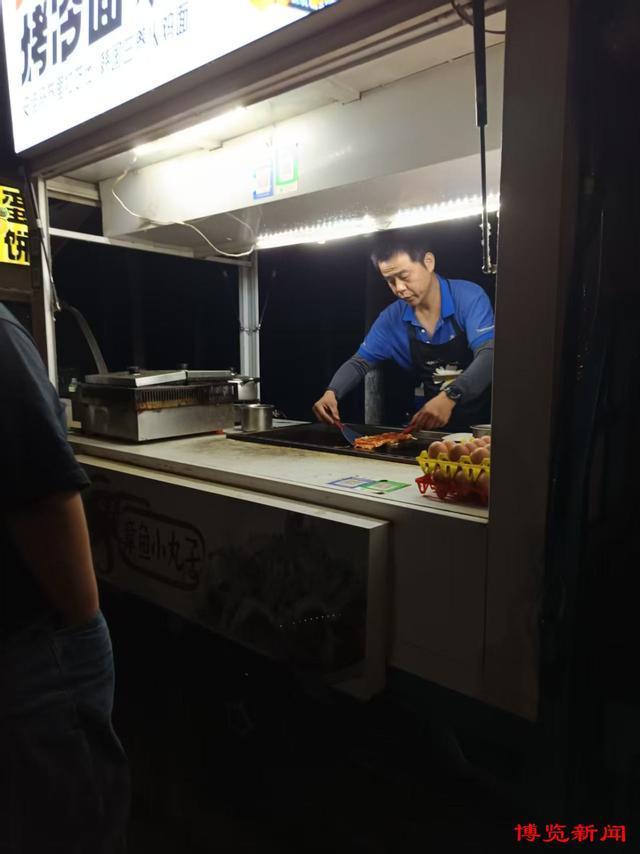 在深夜食堂炸出人間煙火氣 市井活力的夜間畫卷