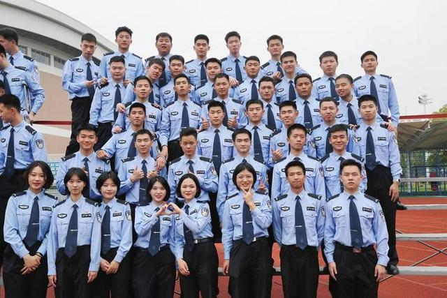 南京警官學(xué)院拍畢業(yè)照 壓迫感爆棚 千人合照彰顯紀(jì)律與團(tuán)結(jié)