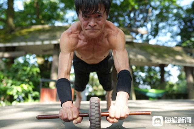 70歲大爺堅(jiān)持健身46年頭發(fā)烏黑
