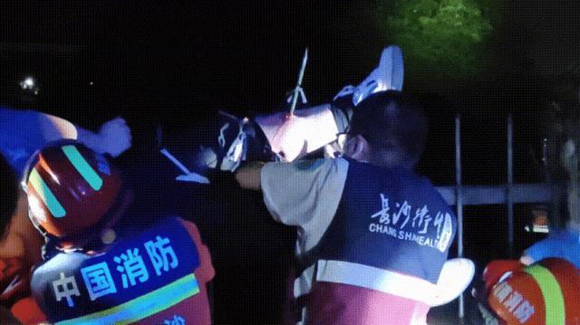 男學(xué)生翻學(xué)校圍欄小腿被刺穿 深夜噩夢警示安全