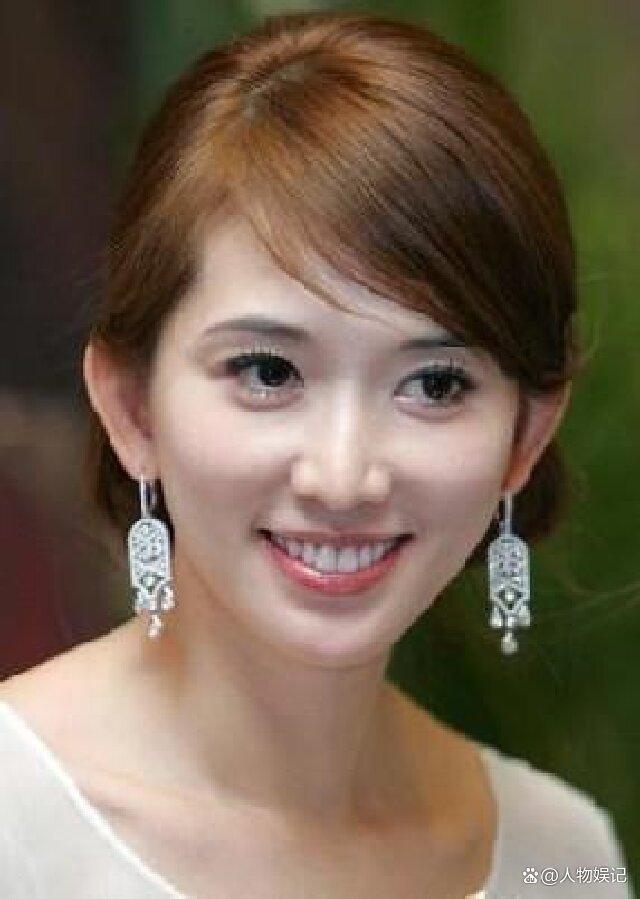 50歲林志玲紅毯狀態(tài) 引發(fā)年齡與形象爭(zhēng)議