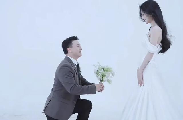 王晨正回應(yīng)小丫頭未參加婚禮 變形記成員齊聚祝福