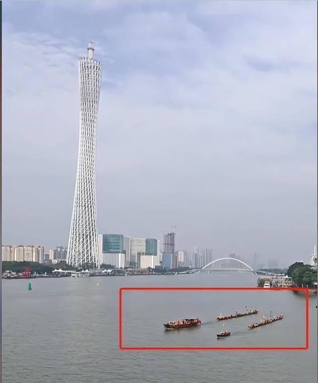 老外龍舟隊(duì)開(kāi)心過(guò)頭翻船 洋女婿惹哭老祖宗