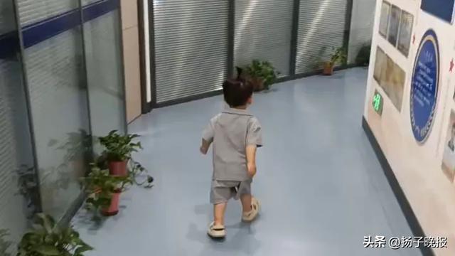 走失萌娃在派出所睡著 蜀黍暖心守護(hù),！
