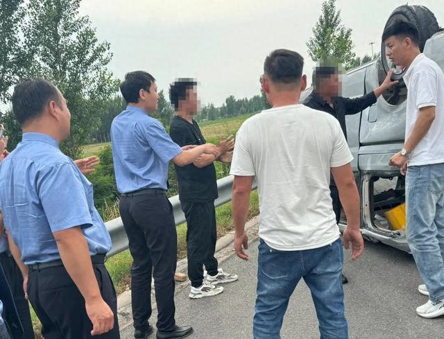 路遇交通事故检察干警施救
