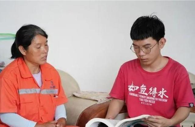 环卫工妈妈考场外递水鼓励儿子 二人流出眼泪 母爱感动全网