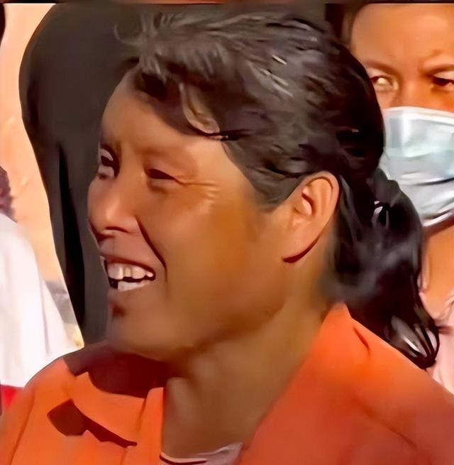 环卫工妈妈考场外递水鼓励儿子 二人流出眼泪 母爱感动全网