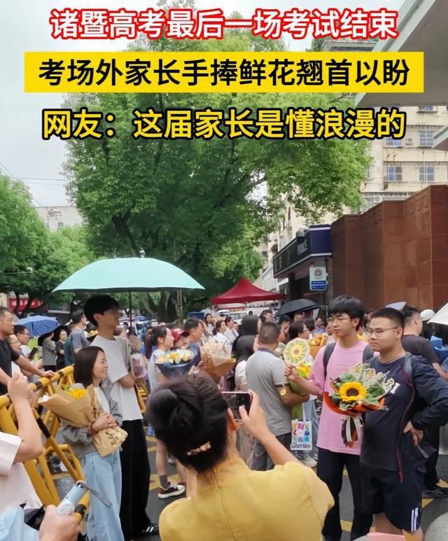哥哥千里突襲接考,！弟弟考場外秒變淚人