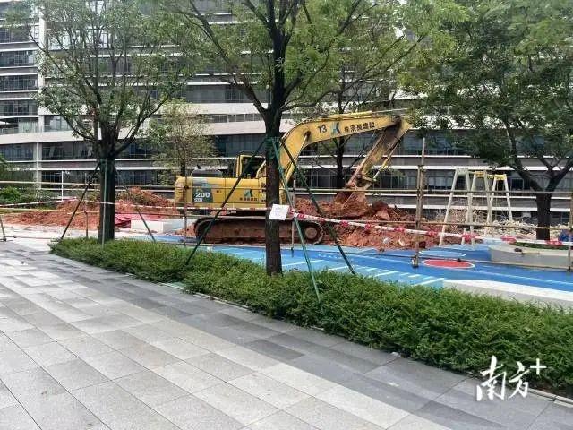 广州一小区挡土墙倒塌 居民担忧安全
