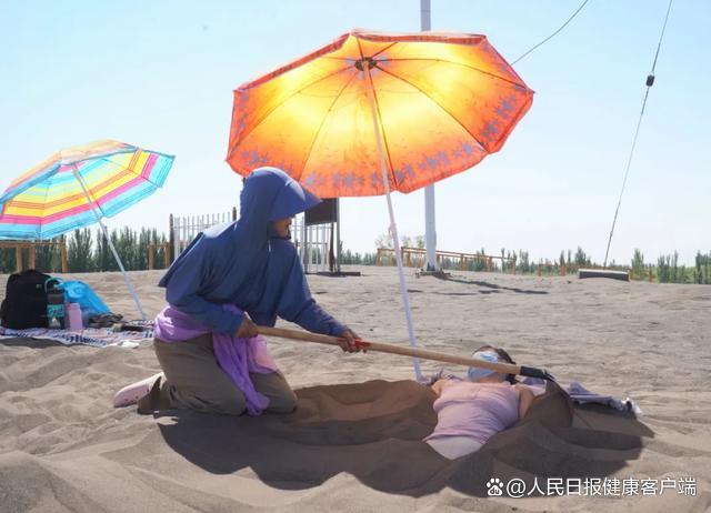 新疆40℃埋沙养生火热 沙疗迎来高峰