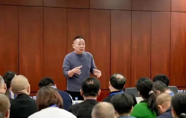 胖東來董事長公園跳舞笑得像個(gè)孩子 接地氣形象獲贊