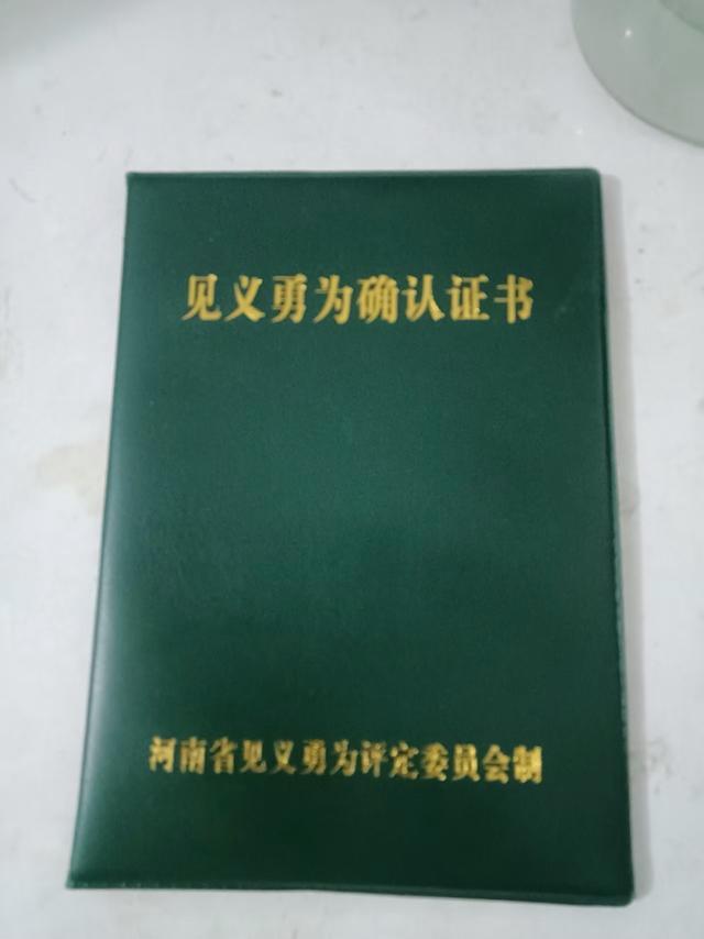 儿子救人去世妈妈看见同龄孩子哭晕 英勇少年舍己救人