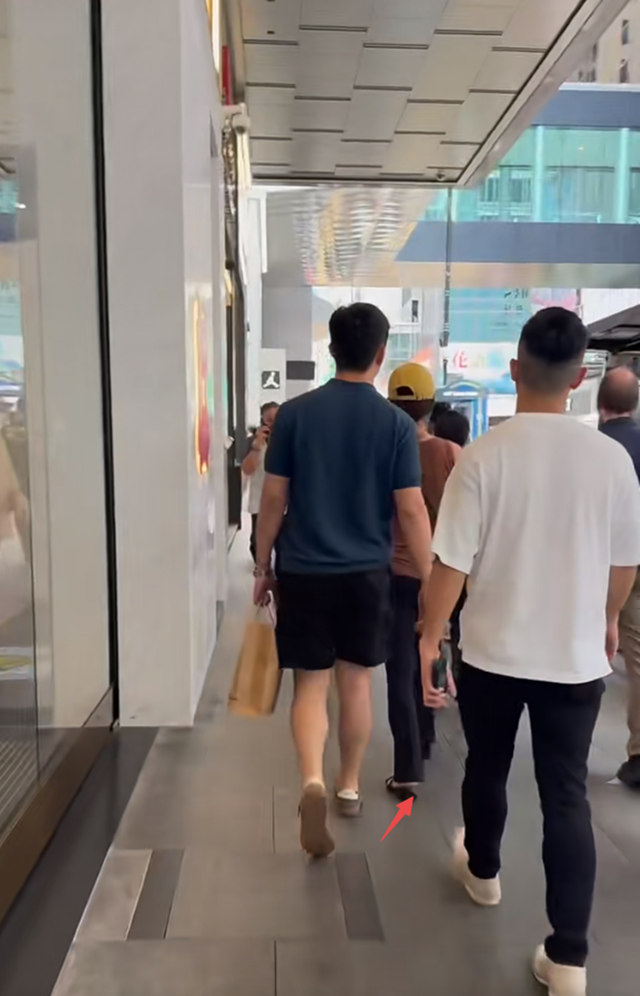 楊采鈺挺孕肚出街 身形輕盈狀態(tài)佳