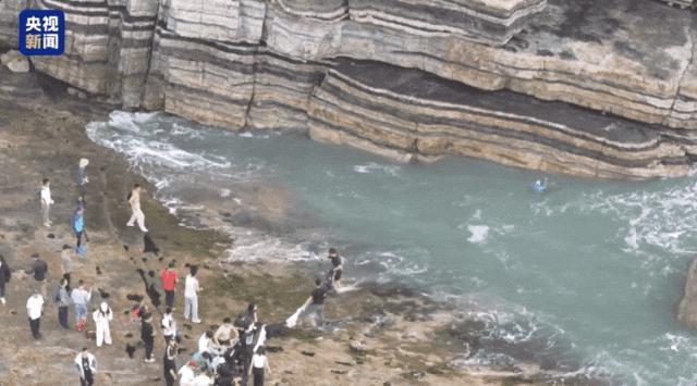 中国军人毫不犹豫跳海救人太帅了 英勇行为获赞无数