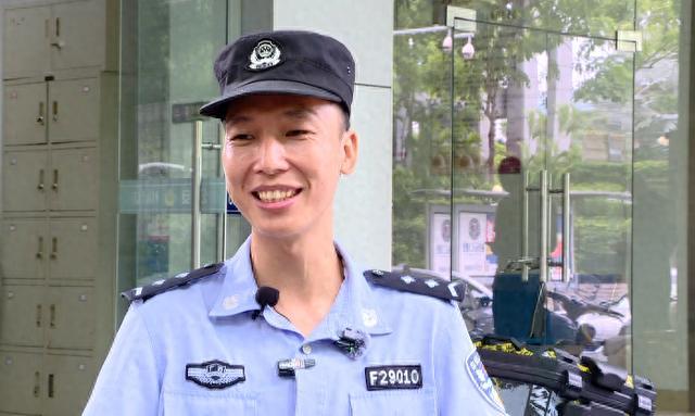 警员潜水救人 事后悄然离去