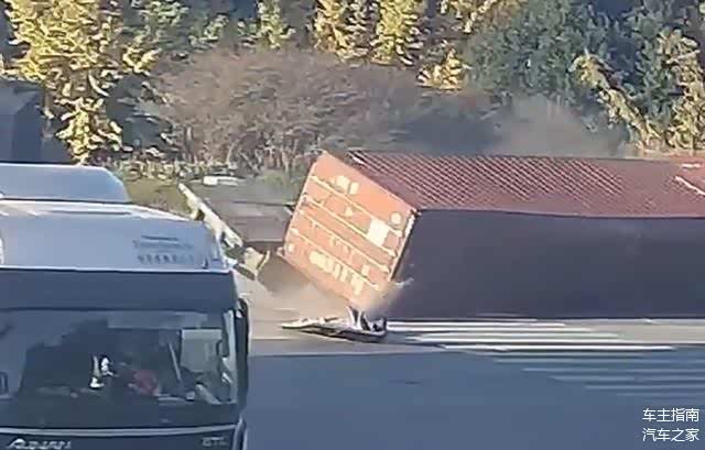 小车与吊车相撞车头被压扁大半 奇迹生还引发热议