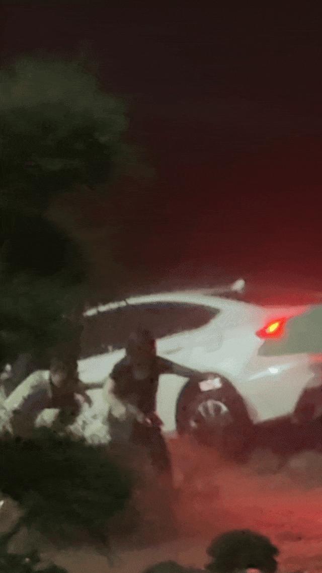 路人組成人鏈救下車(chē)內(nèi)4人 暴雨中的果敢救援