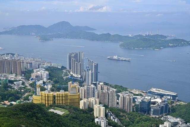 山东舰抵港市民争相拍照留念 航母编队首访香港